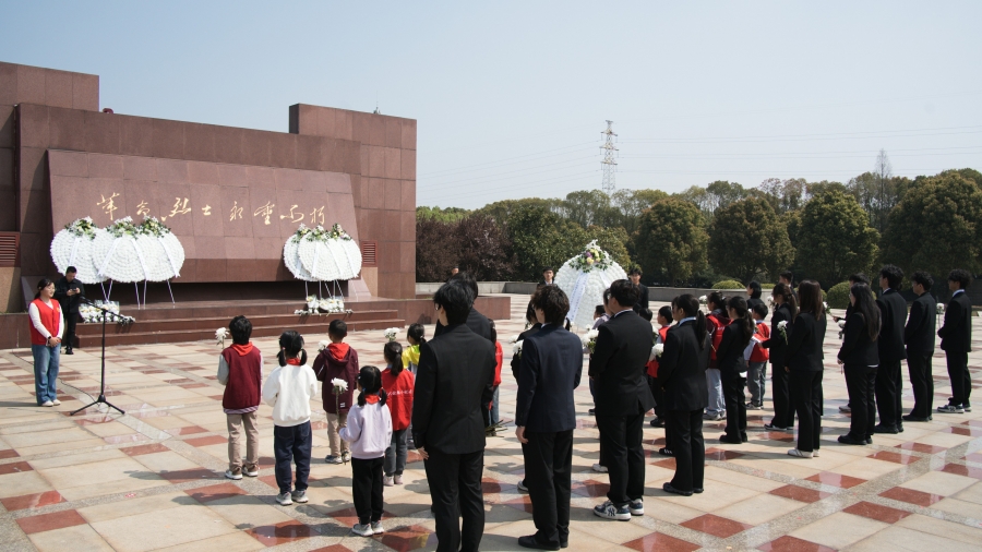 清明追思承薪火 红色基因代代传——yl6809永利检测中心联合现代快报小记者开展清明祭扫主题活动